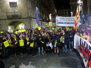 Concentraci&oacute; a la pla&ccedil;a del Vi de protesta pels tres mesos de pres&oacute; de Jordi S&agrave;nchez i Jordi Cuixart