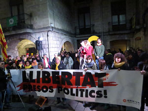 Concentraci&oacute; a la pla&ccedil;a del Vi de protesta pels tres mesos de pres&oacute; de Jordi S&agrave;nchez i Jordi Cuixart