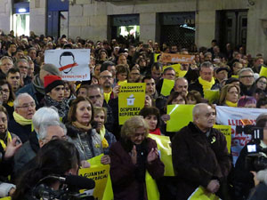 Concentraci&oacute; a la pla&ccedil;a del Vi de protesta pels tres mesos de pres&oacute; de Jordi S&agrave;nchez i Jordi Cuixart