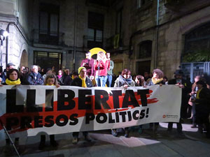 Concentraci&oacute; a la pla&ccedil;a del Vi de protesta pels tres mesos de pres&oacute; de Jordi S&agrave;nchez i Jordi Cuixart
