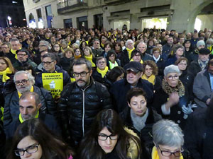 Concentraci&oacute; a la pla&ccedil;a del Vi de protesta pels tres mesos de pres&oacute; de Jordi S&agrave;nchez i Jordi Cuixart