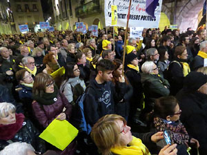 Concentraci&oacute; a la pla&ccedil;a del Vi de protesta pels tres mesos de pres&oacute; de Jordi S&agrave;nchez i Jordi Cuixart