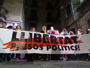 Concentraci&oacute; a la pla&ccedil;a del Vi de protesta pels tres mesos de pres&oacute; de Jordi S&agrave;nchez i Jordi Cuixart