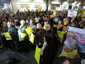 Concentraci&oacute; a la pla&ccedil;a del Vi de protesta pels tres mesos de pres&oacute; de Jordi S&agrave;nchez i Jordi Cuixart