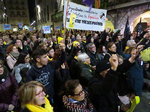 Concentraci&oacute; a la pla&ccedil;a del Vi de protesta pels tres mesos de pres&oacute; de Jordi S&agrave;nchez i Jordi Cuixart