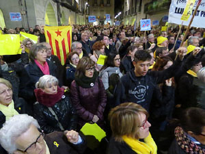 Concentraci&oacute; a la pla&ccedil;a del Vi de protesta pels tres mesos de pres&oacute; de Jordi S&agrave;nchez i Jordi Cuixart