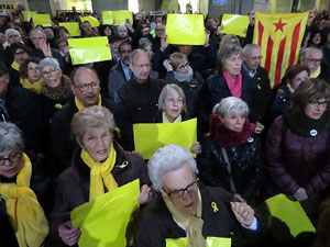 Concentraci&oacute; a la pla&ccedil;a del Vi de protesta pels tres mesos de pres&oacute; de Jordi S&agrave;nchez i Jordi Cuixart