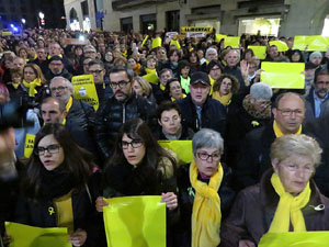 Concentraci&oacute; a la pla&ccedil;a del Vi de protesta pels tres mesos de pres&oacute; de Jordi S&agrave;nchez i Jordi Cuixart