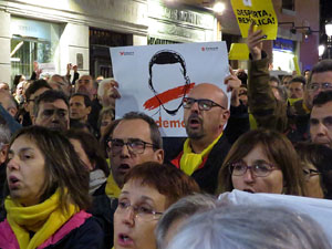 Concentraci&oacute; a la pla&ccedil;a del Vi de protesta pels tres mesos de pres&oacute; de Jordi S&agrave;nchez i Jordi Cuixart