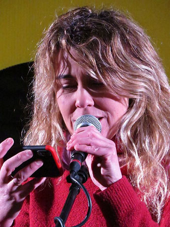 Blanca de Llobet llegeix el manifest a la pla&ccedil;a del Vi