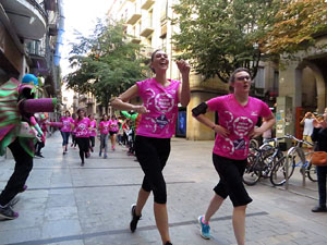 Cursa de la Dona 2017. Concentraci&oacute; i sortida del Parc de la Devesa i cursa pels carrers de Girona