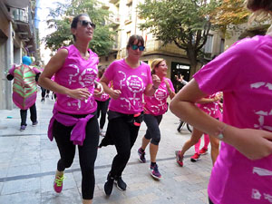Cursa de la Dona 2017. Concentraci&oacute; i sortida del Parc de la Devesa i cursa pels carrers de Girona
