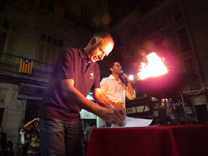 Diada Nacional 2017. XI Marxa de Torxes de Girona. Crema del Decret de Nova Planta i cant de Els Segadors