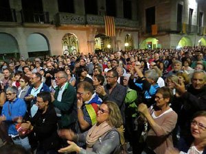 Diada Nacional 2017. XI Marxa de Torxes de Girona. Crema del Decret de Nova Planta i cant de Els Segadors