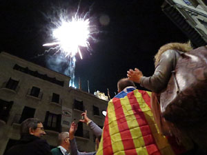 Diada Nacional 2017. XI Marxa de Torxes de Girona. Crema del Decret de Nova Planta i cant de Els Segadors