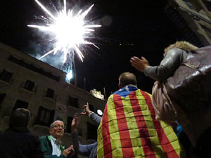 Diada Nacional 2017. XI Marxa de Torxes de Girona. Crema del Decret de Nova Planta i cant de Els Segadors