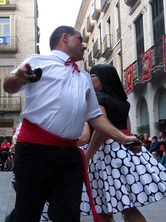 Parella de balladors a la pla&ccedil;a del Vi