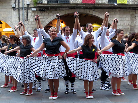 Els balladors saludant al final de la seva actuaci&oacute;