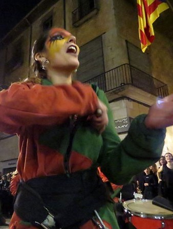 La percusi&oacute; dels Diables de l'Onyar acompanyant el Beatusaure