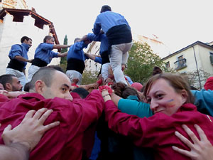 Fires 2017. Els Castells de Vig&iacute;lia a la pla&ccedil;a de Sant Feliu, amb els Marrecs de Salt, la Colla Castellera Esperxats de l'Estany i els Castellers d'Andorra