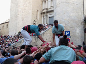 Fires 2017. Els Castells de Vig&iacute;lia a la pla&ccedil;a de Sant Feliu, amb els Marrecs de Salt, la Colla Castellera Esperxats de l'Estany i els Castellers d'Andorra