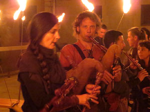 Fires 2017. Espectacle de foc i m&uacute;sica Llumin&agrave;ries de Fires, amb Taller de Magn&egrave;sia i Els Berros de la Cort