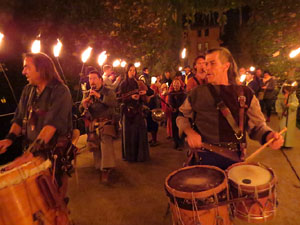Fires 2017. Espectacle de foc i m&uacute;sica Llumin&agrave;ries de Fires, amb Taller de Magn&egrave;sia i Els Berros de la Cort