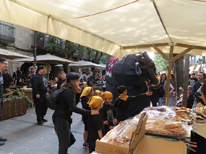 Fires 2017. Passejada amb la Mula Baba i teatre de titelles a la Rambla de la Llibertat
