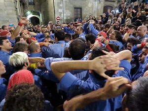 Fires 2017. Pujada d'un pilar per les escales de la Catedral, a c&agrave;rrec dels Marrecs de Salt