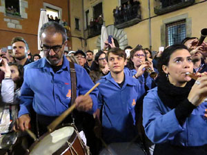 Fires 2017. Pujada d'un pilar per les escales de la Catedral, a c&agrave;rrec dels Marrecs de Salt