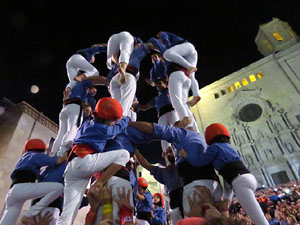 Fires 2017. Pujada d'un pilar per les escales de la Catedral, a c&agrave;rrec dels Marrecs de Salt