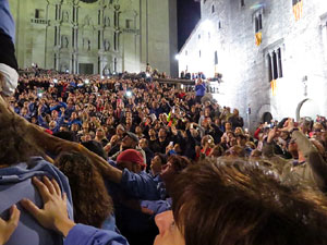 Fires 2017. Pujada d'un pilar per les escales de la Catedral, a c&agrave;rrec dels Marrecs de Salt