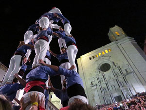 Fires 2017. Pujada d'un pilar per les escales de la Catedral, a c&agrave;rrec dels Marrecs de Salt