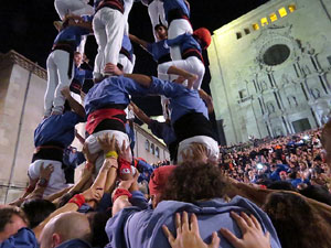 Fires 2017. Pujada d'un pilar per les escales de la Catedral, a c&agrave;rrec dels Marrecs de Salt