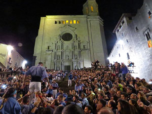 Fires 2017. Pujada d'un pilar per les escales de la Catedral, a c&agrave;rrec dels Marrecs de Salt