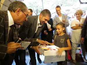 Fires 2017. Col&middot:locaci&oacute; d'una placa commemorativa de l'ascens del Girona FC a primera divisi&oacute; a l'antic caf&egrave; Norat, a la Rambla de la Llibertat