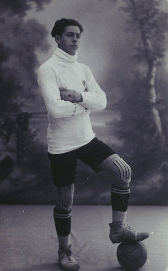 Retrat d'estudi de Josep Prats, porter de l'equip de futbol de la Uni&oacute; Deportiva Girona. 1922-1930