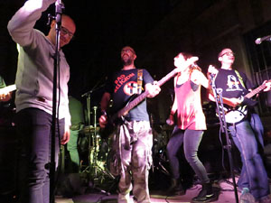 Fires 2017. Fires populars al carrer Ferreries Velles, amb m&uacute;sica de The Joke i Sexy Toys