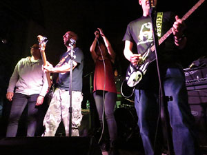 Fires 2017. Fires populars al carrer Ferreries Velles, amb m&uacute;sica de The Joke i Sexy Toys