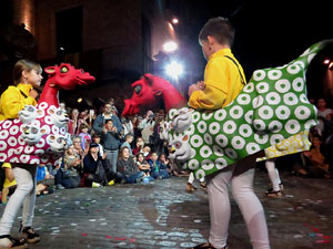 Fires 2017. Ballades de capgrossos, gegants i far&agrave;ndula a la pla&ccedil;a del Vi