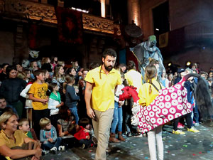 Fires 2017. Ballades de capgrossos, gegants i far&agrave;ndula a la pla&ccedil;a del Vi
