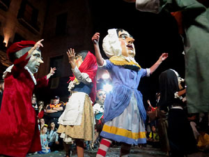 Fires 2017. Ballades de capgrossos, gegants i far&agrave;ndula a la pla&ccedil;a del Vi