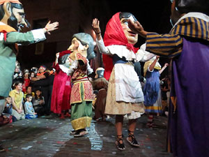 Fires 2017. Ballades de capgrossos, gegants i far&agrave;ndula a la pla&ccedil;a del Vi