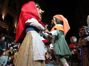 Fires 2017. Ballades de capgrossos, gegants i far&agrave;ndula a la pla&ccedil;a del Vi