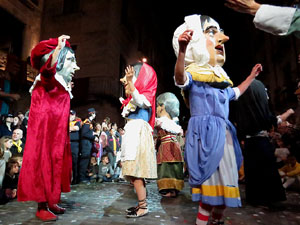 Fires 2017. Ballades de capgrossos, gegants i far&agrave;ndula a la pla&ccedil;a del Vi