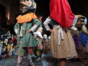 Fires 2017. Ballades de capgrossos, gegants i far&agrave;ndula a la pla&ccedil;a del Vi