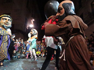 Fires 2017. Ballades de capgrossos, gegants i far&agrave;ndula a la pla&ccedil;a del Vi
