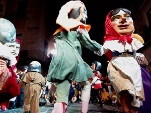 Fires 2017. Ballades de capgrossos, gegants i far&agrave;ndula a la pla&ccedil;a del Vi