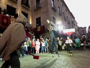 Fires 2017. Ballades de capgrossos, gegants i far&agrave;ndula a la pla&ccedil;a del Vi