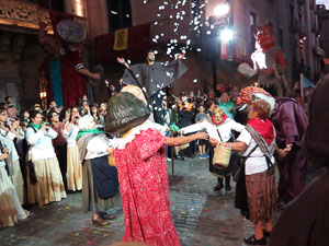 Fires 2017. Ballades de capgrossos, gegants i far&agrave;ndula a la pla&ccedil;a del Vi